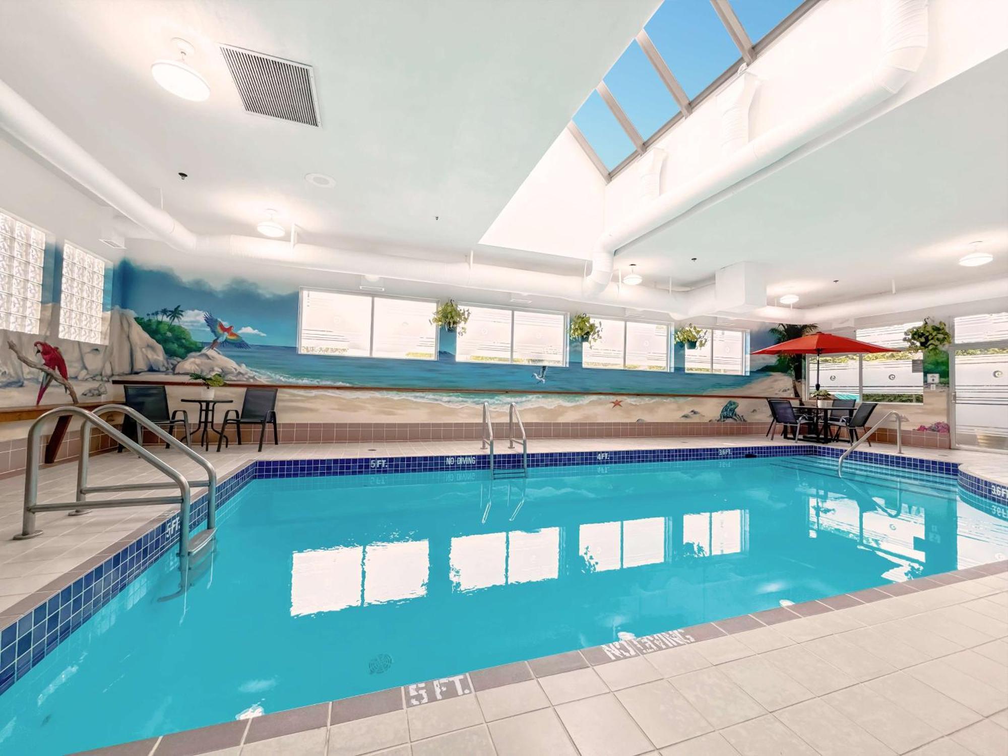 Coast Abbotsford Hotel & Suites Экстерьер фото