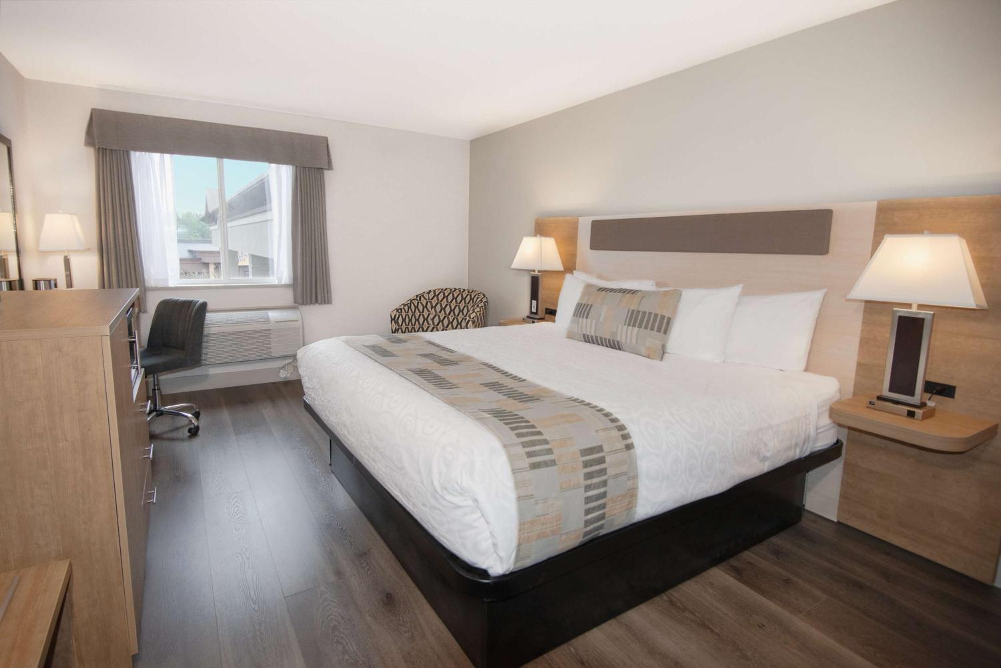 Coast Abbotsford Hotel & Suites Экстерьер фото