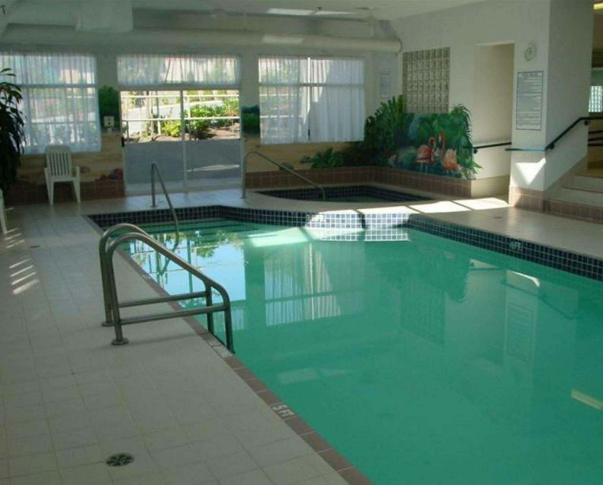 Coast Abbotsford Hotel & Suites Экстерьер фото